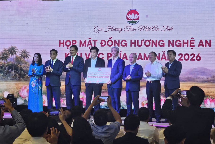 Hội đồng hương Nghệ An khu vực phía Nam trao tặng 500 triệu đồng Quỹ vì người nghèo tỉnh Nghệ An